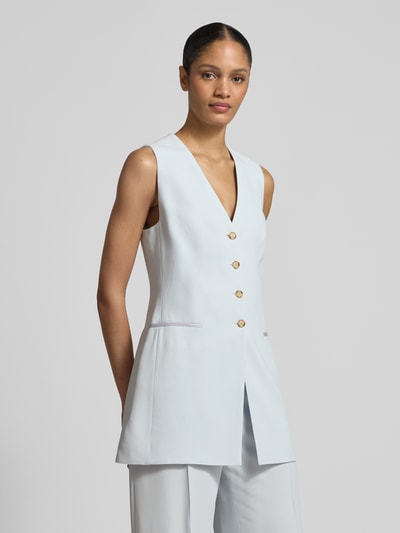 Frauenmodel trägt Slim Fit Longblazer ohne Ärmel Modell 'JULINIAL' von BOSS in Hellblau mit goldenen Knöpfen, reine Viskose, Nahaufnahme Oberkörper.