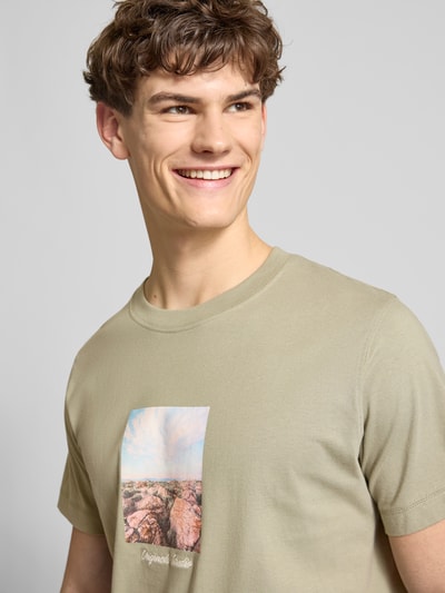 Männermodel trägt T-Shirt mit Rundhalsausschnitt Modell 'JORNORREBRO' von Jack & Jones aus reiner Baumwolle, Nahaufnahme Oberkörper.