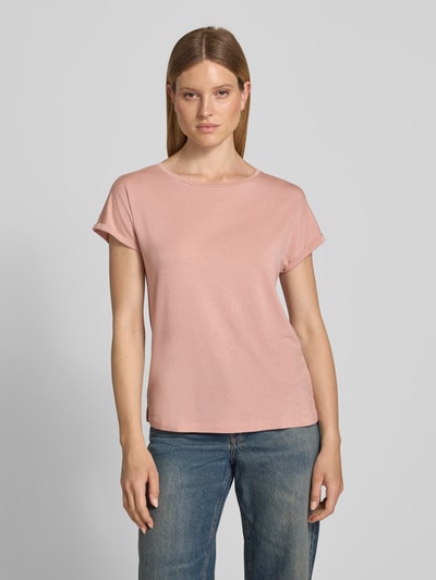 Frauenmodel trägt Relaxed Fit T-Shirt aus Viskose-Mix von Christian Berg Woman in zartem Rosa mit Glitzer-Optik, Rundhalsausschnitt, Rückenlänge 63 cm, Damen T-Shirt, Ganzkörperansicht von vorne.