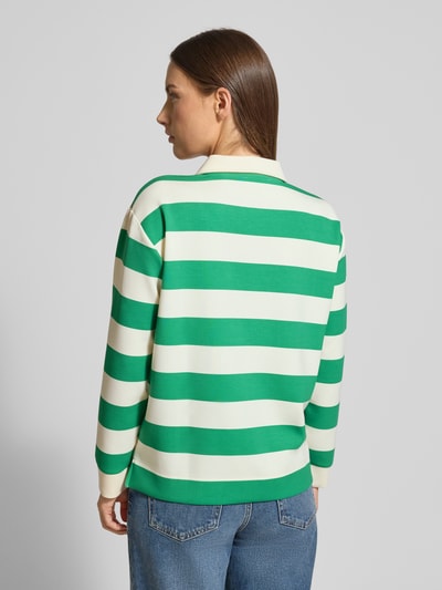 Vrouwenmodel draagt Sweatshirt mit Polokragen und Knopfleiste van Christian Berg Woman, groen-wit gestreept, regular fit, rugaanzicht.