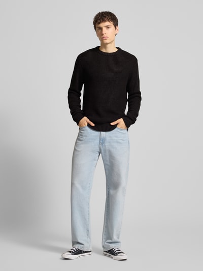 Mannenmodel draagt zwarte Strickpullover met geribbelde boorden model 'LIAM' van Jack & Jones, regular fit, katoenmengsel, frontaal totaalbeeld.