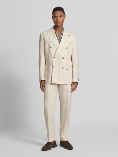 Männermodel trägt Leinenhose mit Gesäßtaschen von Christian Berg Men, Reines Leinen, Regular-Fit, Bügelfalten, Ganzkörperansicht von vorne.
