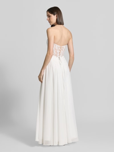 Młodzieżowy model nosi sukienka gorsetowa im Off-Shoulder-Look von Luxuar z szyfonu, taliowany krój, długa sukienka, hafty, długość tyłu w rozmiarze 36: 134 cm, szerokość w rozmiarze 36: 37 cm, całkowita sylwetka z tyłu