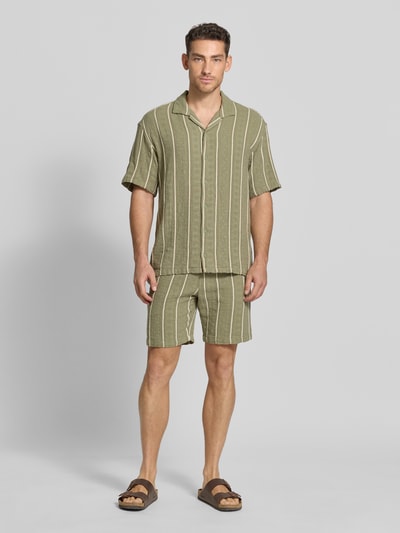 Männermodel trägt Regular Fit Freizeithemd mit Streifenmuster von MCNEAL aus reiner Bio-Baumwolle, Reverskragen, Knopfleiste, Ganzkörperansicht von vorne.