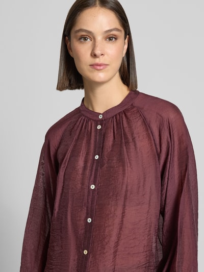 Frauenmodel trägt Oversized Langarmbluse aus Lyocell-Mix Model 'Fabrielle' von OPUS in dunklem Rot mit Knopfleiste, leichte Faltenstruktur, Nahaufnahme Oberkörper, Damen Langarmbluse von OPUS.