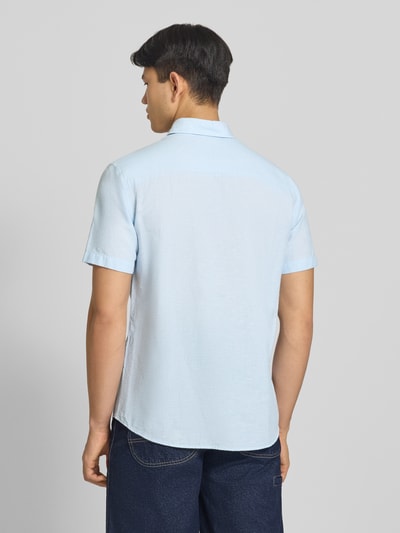 Męski model nosi Regular Fit Freizeithemd aus Baumwoll-Leinen-Mix od Jack & Jones, kolor jasnoniebieski, model BREEZE, kołnierzyk typu kent, listwa guzikowa, mieszanka bawełny i lnu, długość tyłu w rozmiarze M: 76 cm, szerokość w rozmiarze M: 50 cm, długość rękawów w rozmiarze M: 26 cm, koszula casualowa, widok całej sylwetki z tyłu