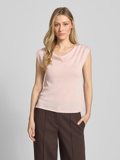 Frauenmodel trägt Relaxed Fit T-Shirt aus Viskose-Mix von s.Oliver BLACK LABEL, unifarben, Effektgarn, Wasserfallausschnitt, Strick; Ganzkörperansicht von vorne.
