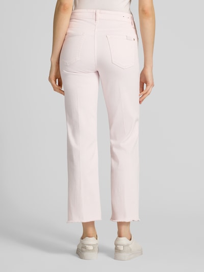 Frauenmodel trägt hellrosa Jeans mit Fransen Modell 'FRANCESCA' von Cambio, Baumwoll-Mix mit Stretch, verkürzte Passform, Ganzkörperansicht Rückansicht.