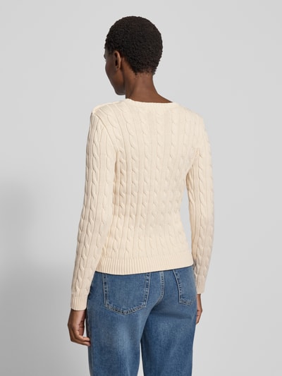 Frauenmodel trägt Strickpullover mit Label-Stitching und Knopfleiste von Lauren Ralph Lauren in Creme, Slim-Fit aus reiner Baumwolle, Rückenansicht.