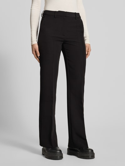 Frauenmodel trägt Hose mit Bügelfalten Modell 'Fatou' von LeGer by Lena Gercke in Schwarz, Regular Fit, Nahaufnahme Unterkörper, Produktdetails sichtbar.