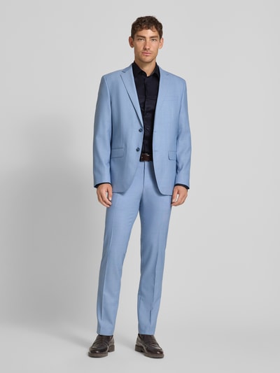 Mannelijk model draagt Slim Fit Businesshemd met extra lange mouw model 'HANK' van BOSS, uni, zwarte katoen, strijkvrij, natural stretch, vooraanzicht van top tot teen.