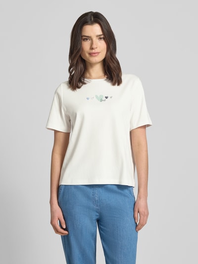 Frauenmodel trägt Relaxed Fit T-Shirt aus reiner Baumwolle von Tom Tailor, Optik: Unifarben, Motiv-Print, Rundhals, Kurzarm, Ganzkörperansicht von vorne.