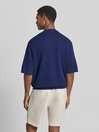 Mężczyznamodel nosi Relaxed Fit T-Shirt aus reiner Baumwolle Modell 'TORINO' von SELECTED HOME, materiał strick, kolor granatowy, wzór strukturalny, widok całej sylwetki od tyłu.
