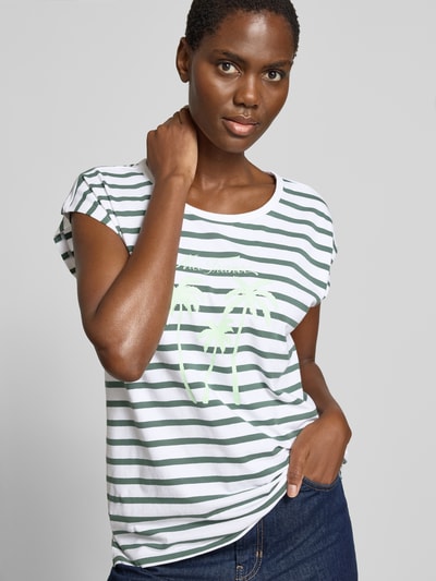 Kobiece model prezentuje T-shirt z motywem nadruku model 'Fenjal' od FREE/QUENT, biało-zielone paski, bawełna organiczna z elastanem, krój regular fit, okrągły dekolt, długość tyłu w rozmiarze S: 63 cm, widok na górę tułowia z przodu