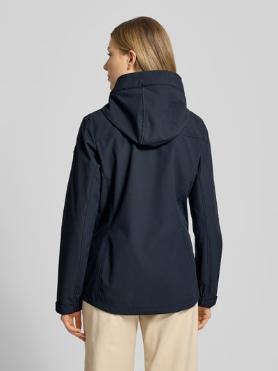 Frauenmodel trägt dunkelblaue Damen Jacke mit Kapuze, Reißverschluss und Reißverschlusstaschen, Slim-Fit, Modell 'GS111' von G.I.G.A. DX, wasserabweisend mit 10.000 mm Wassersäule, Rückenlänge 69 cm, Schulterbreite 39 cm, Brustweite 44 cm, Ärmellänge 65 cm, Ganzkörperansicht Rückansicht