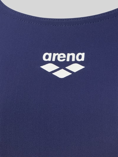 Produktfoto, schnelltrocknender Badeanzug Modell 'Dynamo R' von Arena in Dunkelblau, glatte Textur, hergestellt aus MaxFit Eco Material mit recyceltem Polyamid, chlor- und salzwasserbeständig, UV-Schutz UPF 50+, körpernahe Passform.