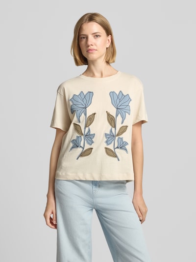 Kobiece model prezentuje Damski t-shirt z Hafty i okrągły dekolt od Jake*s Casual, bawełna, krój regular fit, Długość tyłu w rozmiarze S: 52 cm, widok całej sylwetki z przodu