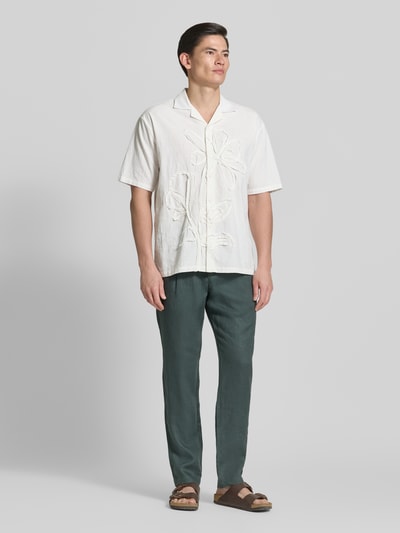 Männermodel trägt Tapered Leinenhose mit Gürtelschlaufen Modell 'OSBY JOGGER' von Marc O'Polo, Unifarben, Bundfalte, reines Leinen, Ganzkörperansicht von vorne.
