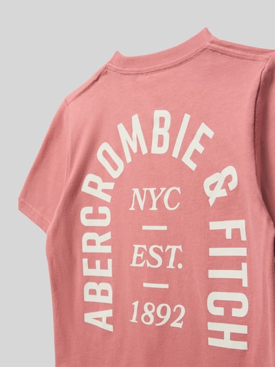 Produktfoto, rosafarbenes T-Shirt mit Label-Prints Modell 'NYC EST 1892' von Abercrombie&Fitch, Regular Fit, Rundhalsausschnitt, Rückansicht