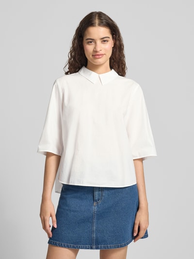 Frauenmodel trägt Regular Fit Kurzarmbluse aus reiner Baumwolle von Marc O'Polo DENIM, weiße Farbe, glatte Textur, Ganzkörperansicht von vorne.