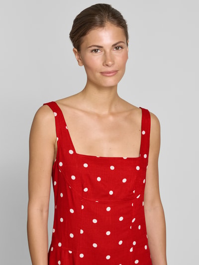 Vrouwenmodel draagt midi-jurk met linnen en viscose, getailleerd model, vierkante hals, brede bandjes, Apricot. Nahaufnahme Oberkörper.