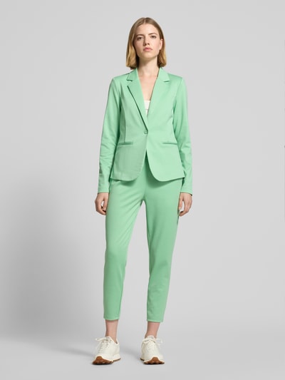 Frauenmodel trägt Regular Fit Blazer mit Paspeltaschen Modell 'KATE' von ICHI in Mint, Material-Mix mit Viskose-Anteil, Ganzkörperansicht von vorne.