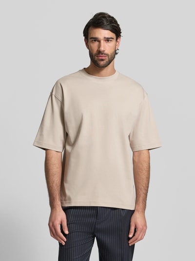 Männermodel trägt Relaxed Fit T-Shirt aus reiner Baumwolle von JAKE*S STUDIO MEN, beige, Rundhalsausschnitt, Halbarm, Ganzkörperansicht von vorne.