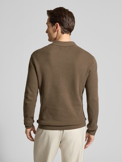 Männermodel trägt Regular Fit Poloshirt in Strick-Optik Modell 'Riley' von Jack & Jones Premium, brązowy kolor, krój regular fit, polokragen, długi rękaw, czysta bawełna, pleciona faktura, długość tyłu w rozmiarze M: 56 cm, Ganzkörperansicht Rückansicht.