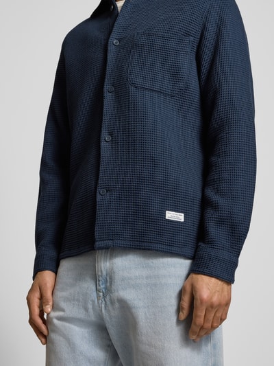 Männermodel trägt Regular Fit Freizeithemd aus reiner Baumwolle von Marc O'Polo Denim in Unifarben, Waffeloptik, Nahaufnahme Oberkörper.