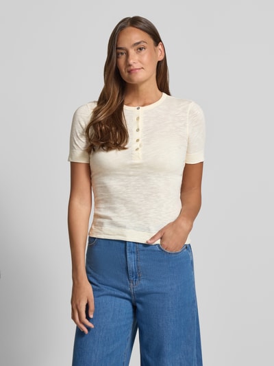 Vrouwenmodel draagt T-Shirt met Rundhalsausschnitt und Knopfleiste van Jake*s Casual in crème, slim fit, katoen, vooraanzicht half totaal