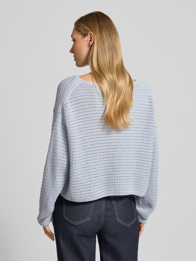 Vrouwenmodel draagt Pullover met oversneden schouders model 'IMENIA' van Drykorn, lichtblauw, katoen, los fit, ajourpatroon, ronde hals, achteraanzicht volledige lichaamsopname.