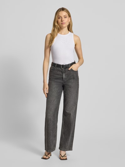Frauenmodel trägt Slim Fit Tank Top aus Baumwoll-Mix von Tom Tailor Denim in Optik: Unifarben, Rundhals, breite Träger, Feinripp, Ganzkörperansicht von vorne.