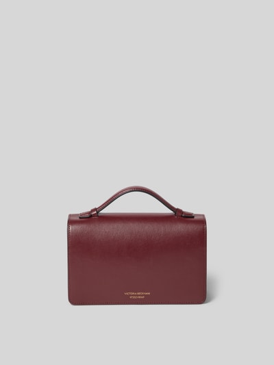 Produktfoto, Clutch aus Leder von Victoria Beckham in Dunkelrot, beschichtet, abnehmbarer Schulterriemen, Überschlag, zwei Hauptfächer, Innentasche, Maße: Breite 20 cm, Länge 12 cm, Tiefe 8 cm.