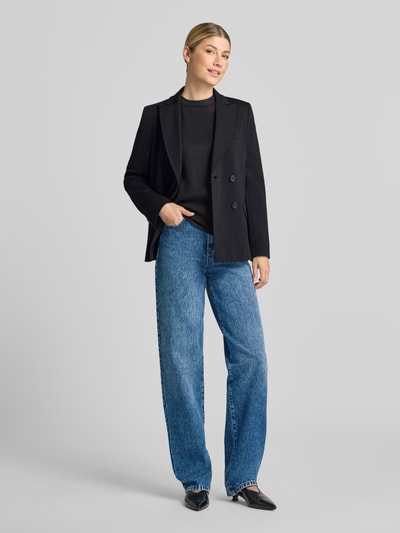 Frauenmodel trägt Straight Fit Jeans aus reiner Baumwolle von Emporio Armani, Damen Jeans, 5-Pocket-Design, mittelblau, Ganzkörperansicht von vorne.