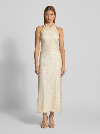 Vrouwenmodel draagt Abendkleid met paillettenbesatz Modell 'Miranda' van Forever New, nauwsluitende fit, maxijurk in beige met halternek en knoopsluiting, diepe rug, achterzijde met rits en haaksluiting, split achter, glanzende textuur, voorkant volledig zichtbaar, volledige lichaamsvoorzijde