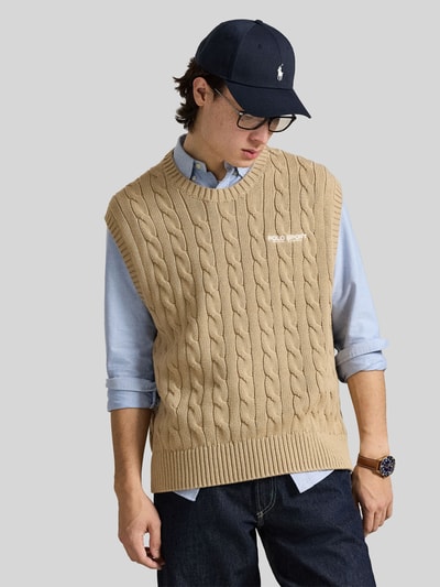Męski model nosi Regular Fit Pullunder aus reiner Baumwolle od Polo Ralph Lauren, beżowy, gładki, dzianinowy, wzór warkoczowy, okrągły dekolt, napis z logo, prążkowane wykończenie, bawełna, widok całej sylwetki z przodu.