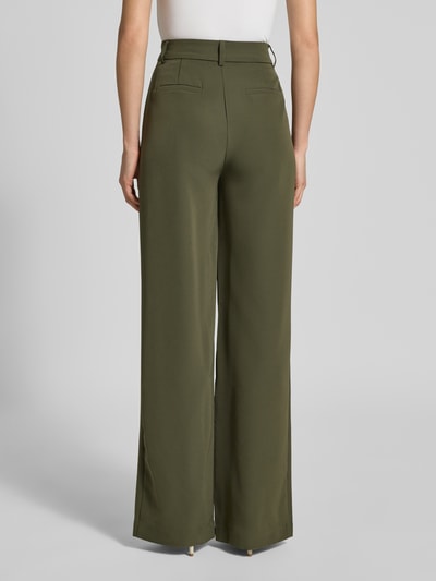 Frauenmodel trägt Wide Fit Stoffhose mit Gesäßtaschen Modell 'Jana' von Guido Maria Kretschmer, Elastischer-Material-Mix, olivegrün, Ganzkörperansicht Rückansicht. Damen Stoffhose, Haken- und Reißverschluss, Bundweite 38 cm, Innenbeinlänge 85 cm, glatte Struktur.