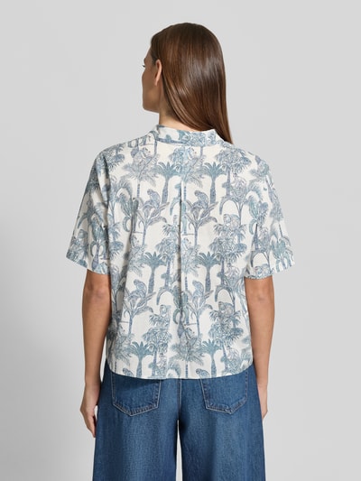 Vrouwenmodel draagt Regular fit blouse in all-over look model 'BEA' van 0039 Italy van puur katoen, ruglengte maat S, 1/2-mouwen, geheelachteraanzicht.