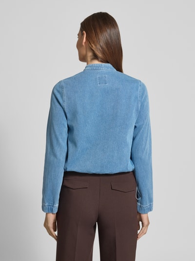 Modelka nosi Regular Fit Jeansjacke mit Reißverschluss od zero, jasnoniebieska kurtka jeansowa z mieszanki bawełny, stójka, nakładane kieszenie, długość tyłu w rozmiarze 36: 49 cm, szerokość ramion: 38 cm, szerokość w rozmiarze 36: 46 cm, długość rękawa: 62 cm, widok całej sylwetki z tyłu.