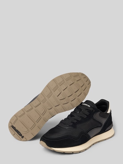 Produktfoto, Sneaker aus Leder-Mix mit Logo-Detail Modell 'City' von HOFF in Schwarz und Beige, abgerundete Passform, strukturierte Oberfläche, Absatzhöhe 2 cm, Schafthöhe 9 cm, Schaftweite 8 cm