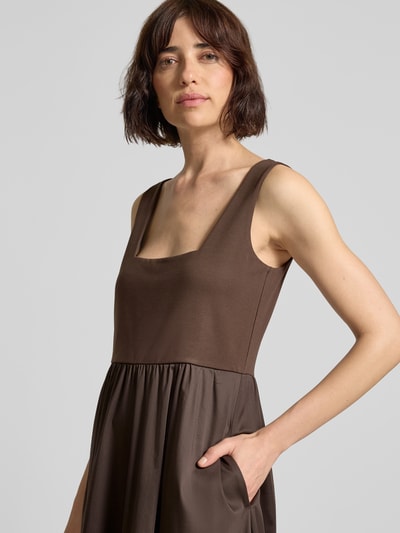Frauenmodel trägt Midikleid aus Baumwoll-Mix mit Karree-Ausschnitt von comma in Braun, A-Linie, glatte Textur, Nahaufnahme Oberkörper.