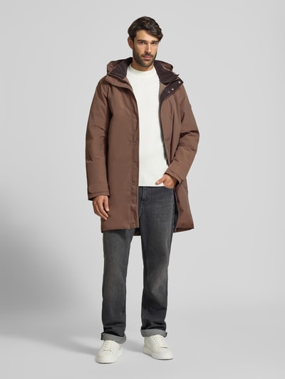 Męski model nosi Parka mit Kapuze Modell 'HEKTOR' od Didriksons, brązowy, krój regular fit, całkowity widok z przodu. Szerokość w rozmiarze M: 50 cm, długość tyłu: 99 cm, szerokość ramion: 48 cm, długość rękawa: 71 cm, kaptur, stójka, kryty zamek, paski przy rękawach.