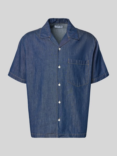 Produktfoto, Relaxed Fit Freizeithemd aus reiner Baumwolle von Lacoste in Denim-Optik, Kurzarm, durchgehende Knopfleiste, Brusttasche, blaue Baumwollstruktur