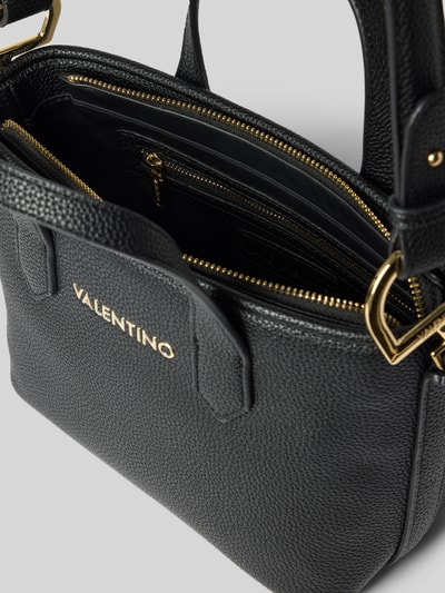 Produktfoto, schwarze Umhängetasche mit Label-Schriftzug Modell 'THAOE RE' von Valentino Bags, goldene Details, strukturierte Oberfläche, Damen Umhängetasche