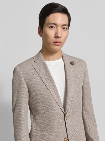 Männermodel trägt Regular Fit Blazer mit floraler Applikation Modell 'Hoverest' von JOOP! Collection im Beige-Ton, Strukturmuster, Nahaufnahme Oberkörper. Baumwoll-Mix, 2-Knopfleiste, Brusttasche, Reverskragen, Aufgesetzte Taschen, Größenangaben: Rückenlänge 73 cm, Schulterbreite 37 cm, Ärmellänge 67 cm.