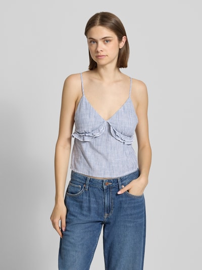 Frauenmodel trägt Regular Fit Trägertop aus Viskose-Leinen-Mix Modell 'SIESTA' von Only, Two Tone gestreift, Flammgarn-Textur, Nahaufnahme Oberkörper.