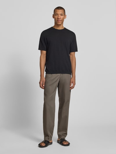 Männermodel trägt Hose mit elastischem Bund und Gesäßtaschen von Emporio Armani in Grau, Regular Fit, Material-Mix, Ganzkörperansicht von vorne.