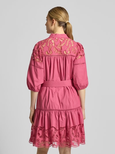 Frauenmodel trägt knielanges Kleid mit Spitze und Gürtel Modell 'CATY' von SUNCOO PARIS in Pink, reine Baumwolle, Rückansicht, Ganzkörperansicht.