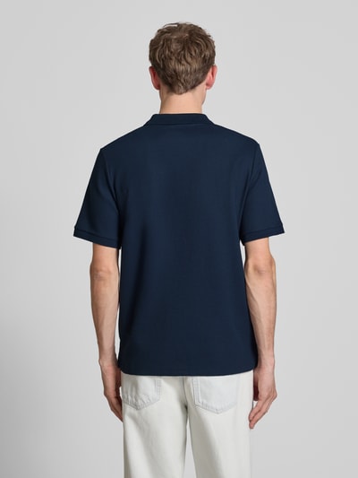 Männermodel trägt Regular Fit Poloshirt mit ritsluiting Modell 'AUSTIN' van Jack & Jones, katoenmix met structuur, rugaanzicht, context: heren poloshirt, ruglengte maat M 69 cm.