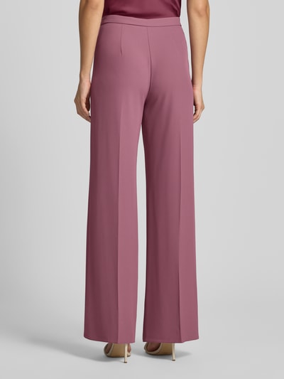 Vrouwenmodel draagt Wide Leg Stoffhose met Knopfverschluss van Rinascimento in roze Materiaalmix met stretch, Ganzkörperansicht Rückansicht, Bandwijdte maat S 40 cm, Binnenbeenlengte maat S 85 cm.